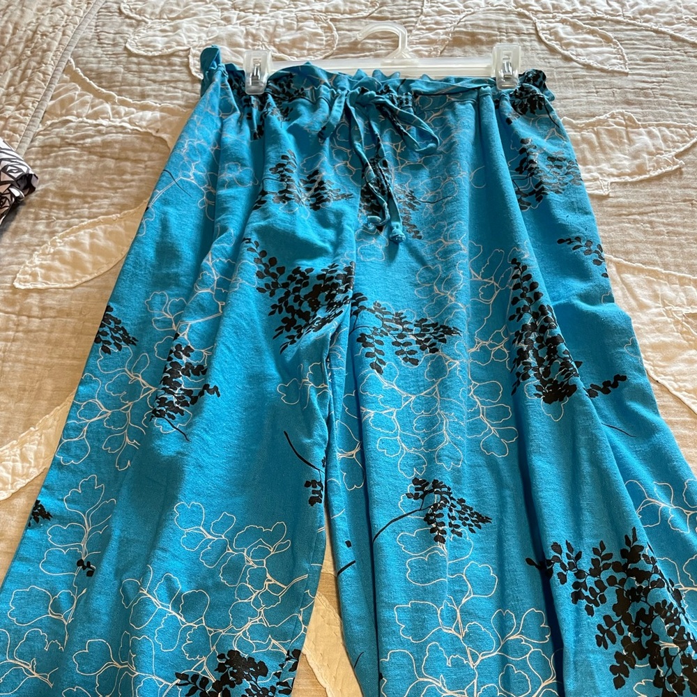 Kaulua’e brand drawstring wideleg pants size small